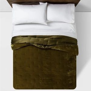 Moss green velvet comforter by Opalhouse